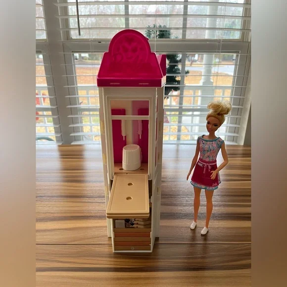 Barbie Cook ‘n Grill Restaurant Playset with Barbie Doll, 36 Pieces - Picture 4 of 12